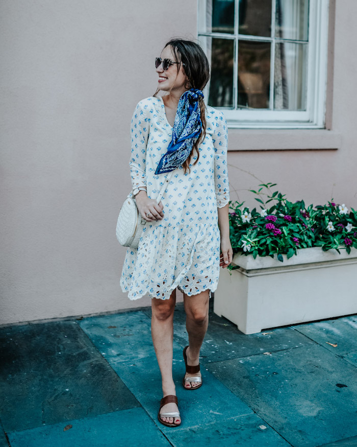 Sommerkleid mit langen Ärmeln, blaues Haartuch, weiße Tasche, Sommer Outfit Ideen