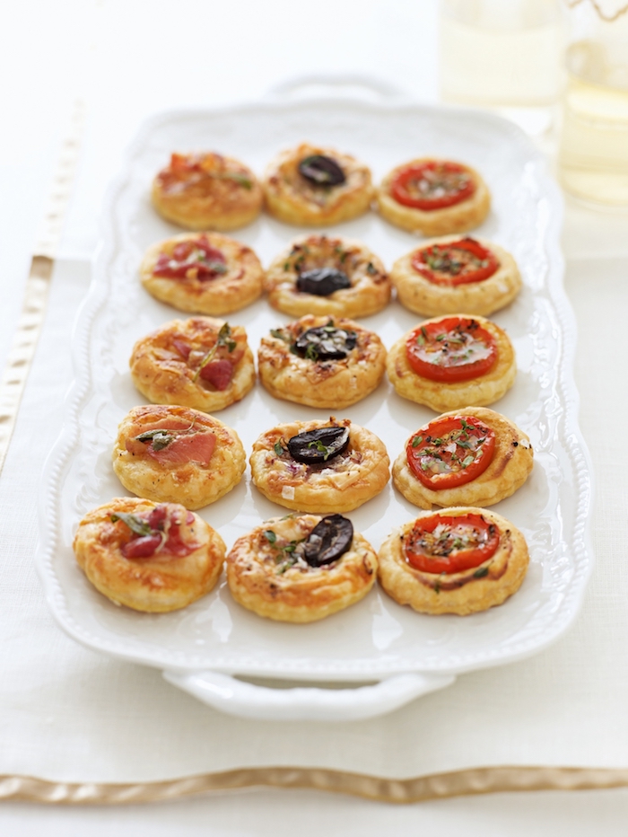 Mini Pizza Rezept, Pizza aus Blätterteig mit Salami Oliven und Tomaten, schnelles Fingerfood 