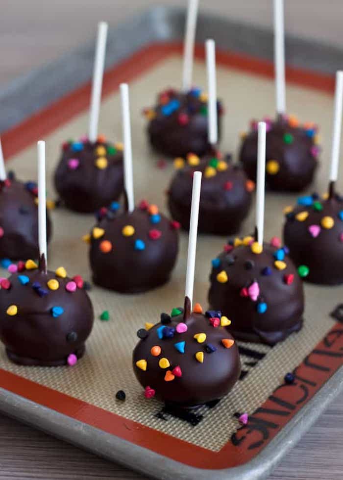Cake Pops mit Schokolade selber machen, mit bunten Streuseln, leckeres Fingerfood für Party 