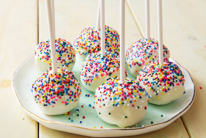 Rezept für Cake Pops mit weißer Schokolade und bunten Zuckerstreuseln, Finger Food für Party 