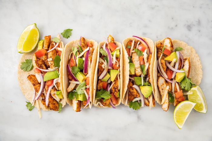 Tacos mit Hühnerfleisch und Frischgemüse, Ideen für leckeres Party Essen, Fingerfood für Party 