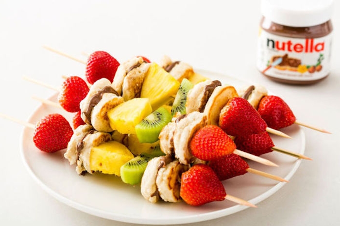 Nutella Spieße, Mini Pfannkuchen mit Schokolade, Erdbeeren Kiwi und Ananas Stücke 