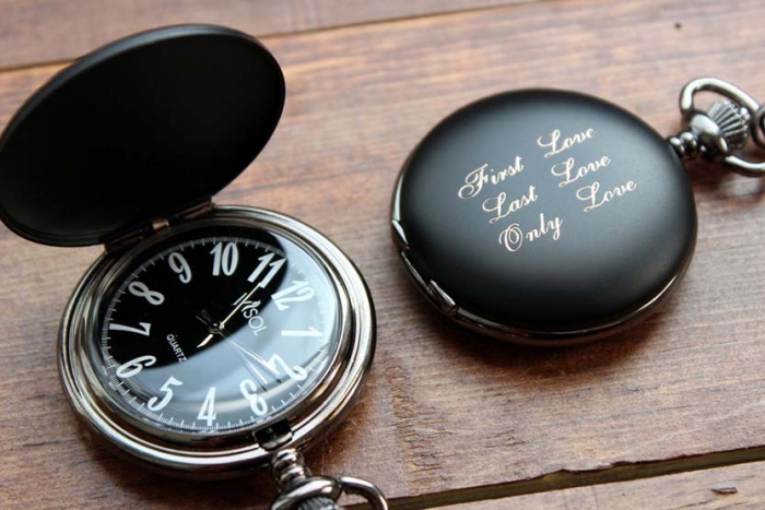 persönliches geschenk für freund, peronalisierte geschenke für männer, schwarze taschenuhr mit gravur