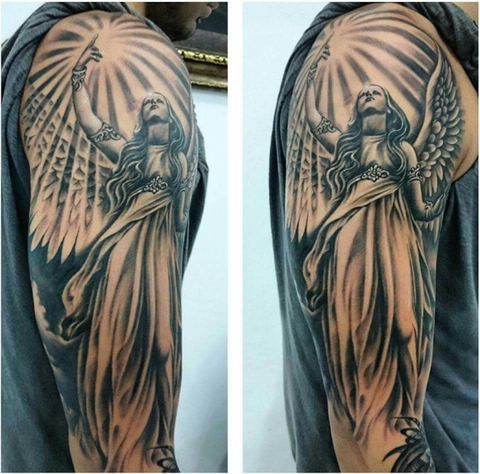mann mit großer tätowierung in schwarz und grau, realistic tattoo am arm, frau mit flügeln