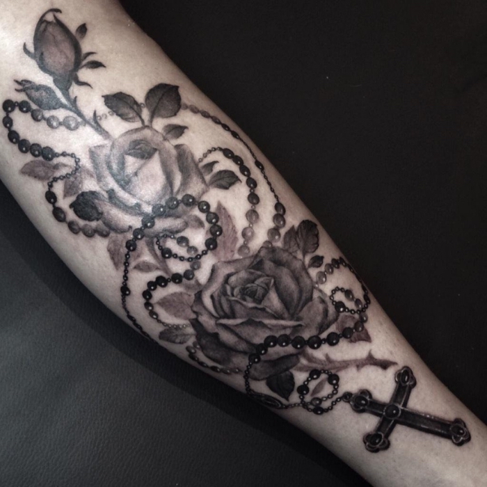 rosenkranz tattoo ideen, detaillierte tätowierung am bein, 3d tattoo in schwarz und grau, blumen
