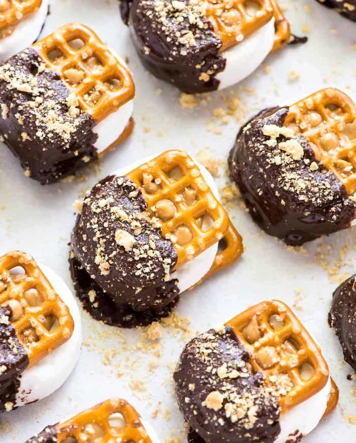 Mini Brezeln mit Marshmallows, Schokolade und Nüssen, kleine leckere Snacks für Party 