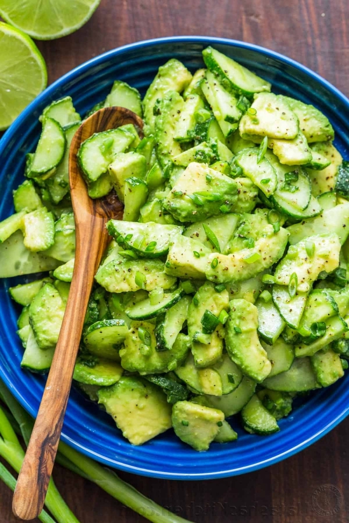 schnelle rezepte abendessen, gesunder salat mit gurken und avocado garniert mit limettensaft