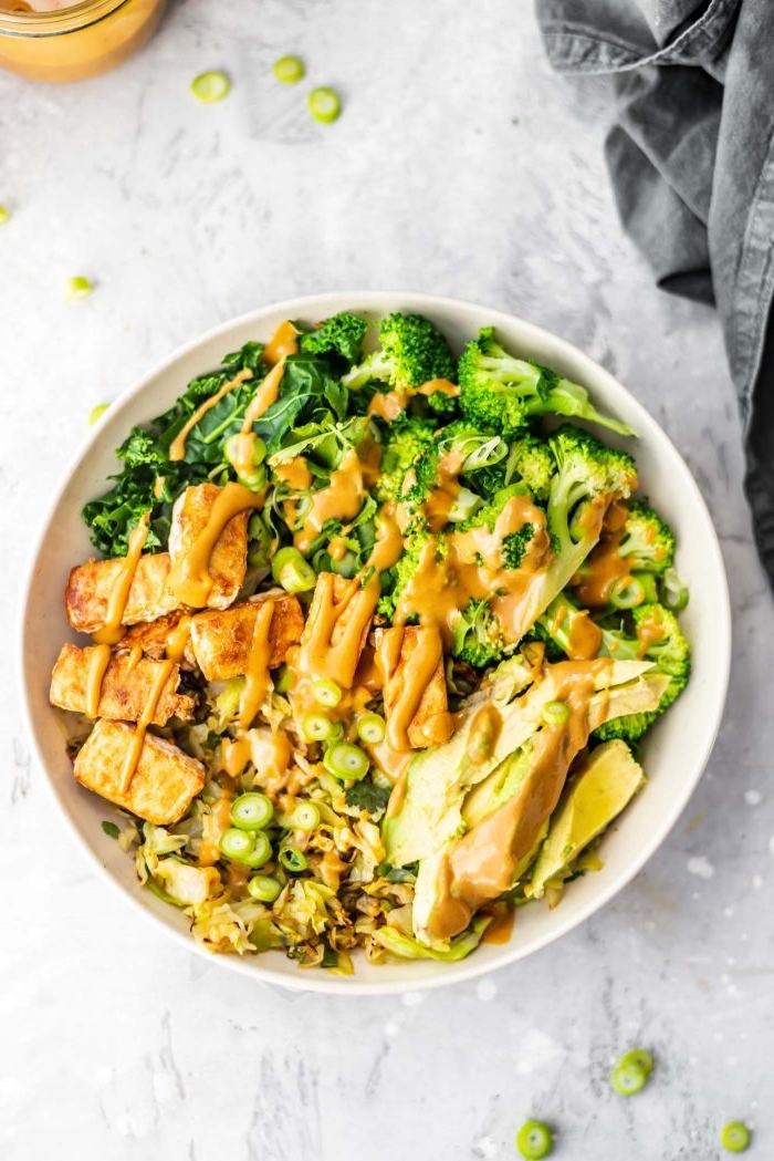 schnelle rezepte mittagessen, vegetarisches salat mit sofu, brokkoli und bohnen, einfache sommerrezepte