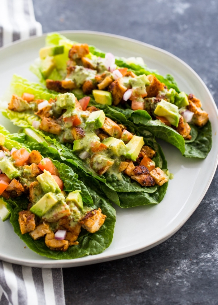 schnelle rezepte ohne kohlenhydrate, gesunde tacos und grünem salat gefüllt mit avocado und hphnerfleisch