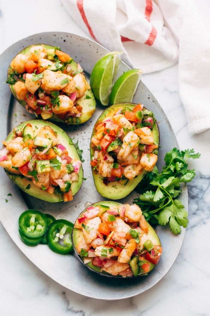 schnelle sommer rezepte, gesund essen, avocados mit füllung aus garnelen, tomaten, paprika und frischer petersilie
