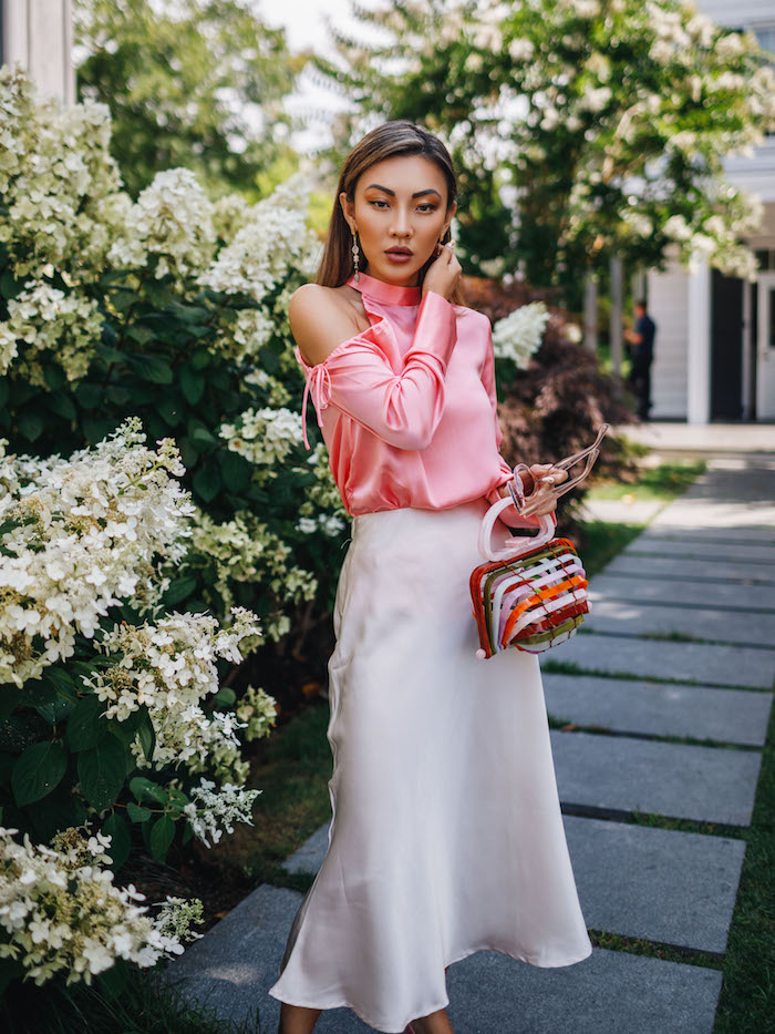 Elegante Sommermode für Frauen, Satin Outfit, langer weißer Rock, schulterfreies Top in Rosa 