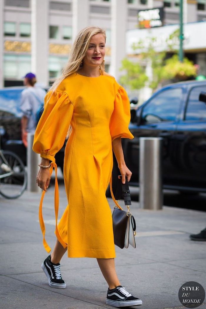 Sommermode 2019 für Damen, gelbes langes Kleid mit weiten Ärmeln, schwarze Sneakers 