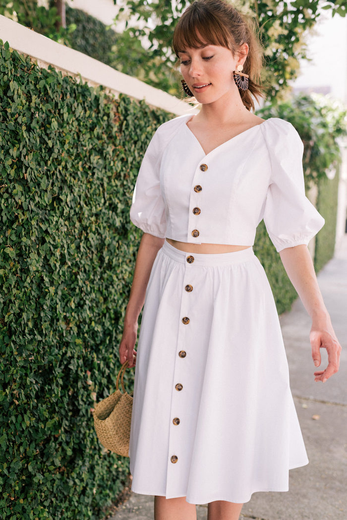 Weißes Sommer Outfit, Rock mit hoher Taille und kurzes Oberteil, Rattan Tasche, Mode Trends 2019 
