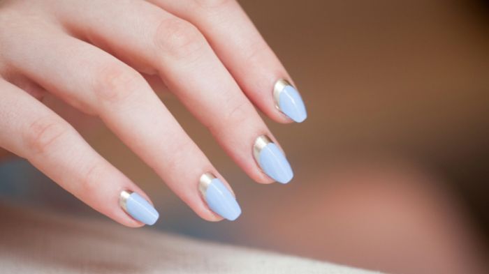 gelnägel kurz bis mittellang, blaue nagelfarbe mit goldene deko auf dem oberen teil