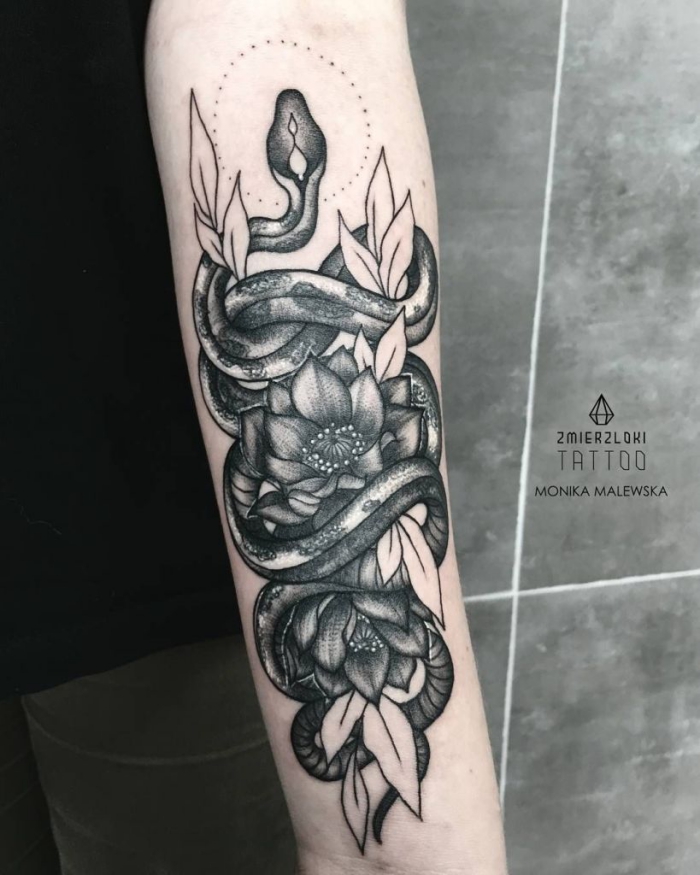 symbol für neuanfang, große schlage und lotus, kreis, blackwork tattoo am arm, blätter