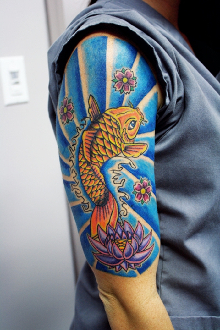 symbol für neuanfang, halb sleeve mit japanischen motiven, koi fisch, farbige tätowierun am oberarm
