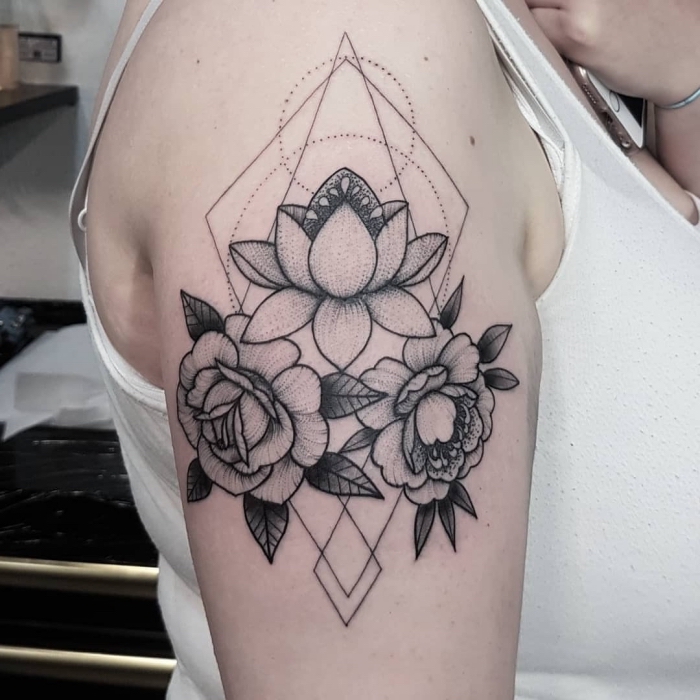 symbol für neuanfang, lotusblume am oberarm, rosen, geometrische motive, kreise und dreiecke