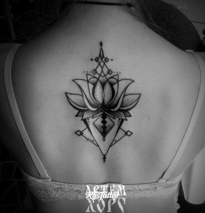 symbol für neuanfang, buddhistische tattoo motive, lotus in kombination mit geometrischen elementen 