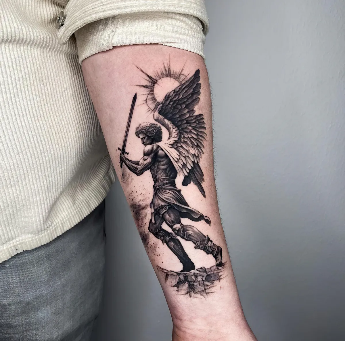 tattoo am unterarm engel mit säbel massiv