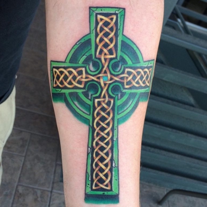 tattoo bedeutung, keltisches kreuz, farbige detaillierte tätowierung am arm, tattoos für männer, unterarm