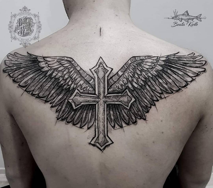 tattoo bedeutung, mann mit großer schwarz grauer tätoweirung am rücken, eisernes kreuz mit großen flügeln