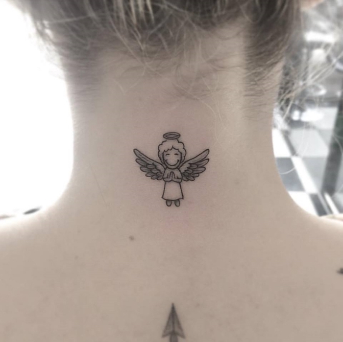 tätowierung am nacken, tattoo engel, kleine motive für frauen, mädchen mit flügeln und heiligschein
