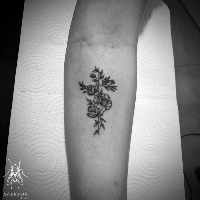 tattoo ideen klein, blumen als motiv, kleines kreuz am arm, florale elemente, tätowierung in schwazr und grau