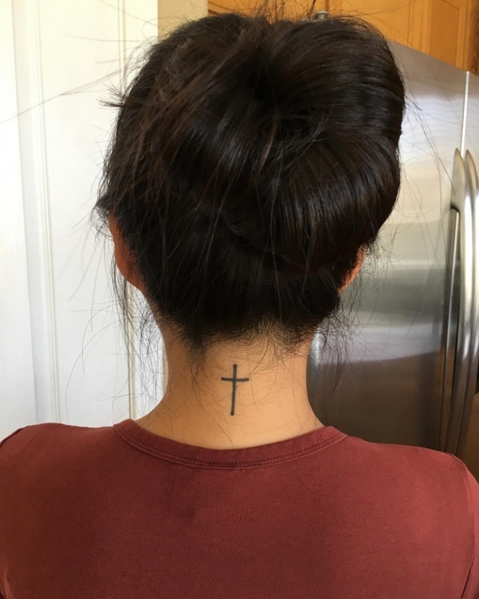 62 Tattoo Hals Frau Schrift