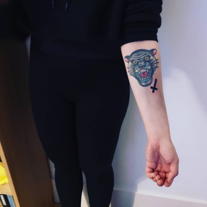 tigerkopf am unteram, schwarzer kreuz am arm, tattoo ideen klein, schwarze kleider, tattoo foto