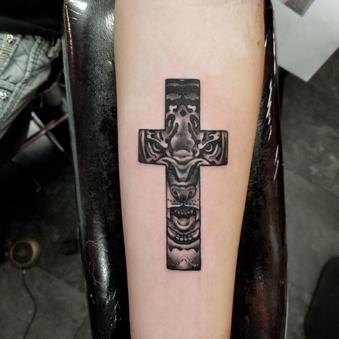Kreuz mann arm tattoo Tattoo Schrift