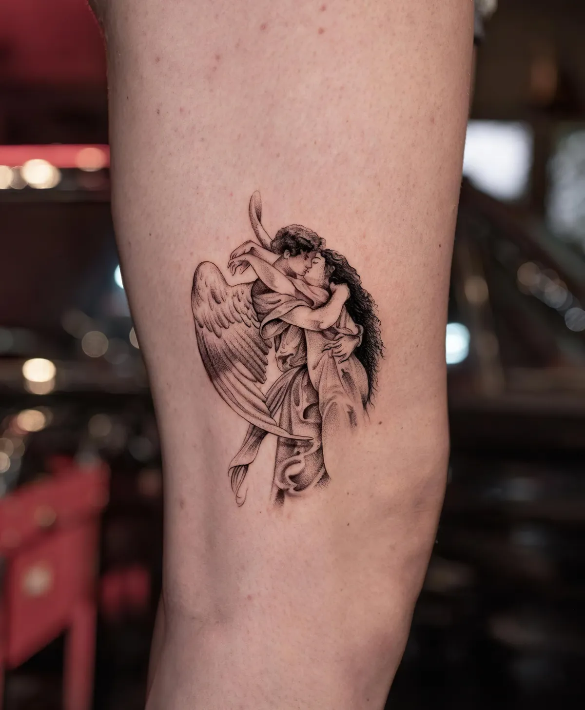 tattoo ideen kuss zwischen engel und frau