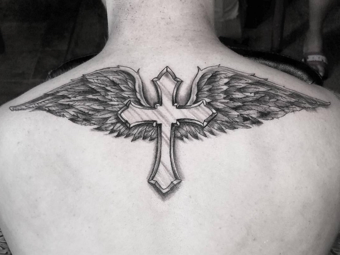 tattoo kreuz, eisernes kreuz mit großen flügeln am rücken, mann mit schwarz graue tätowierung