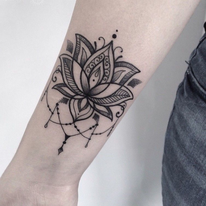 tattoos für frauen, tattoo lotusblüte, mandala motive, tätowierung für frauen, lotus am unterarm