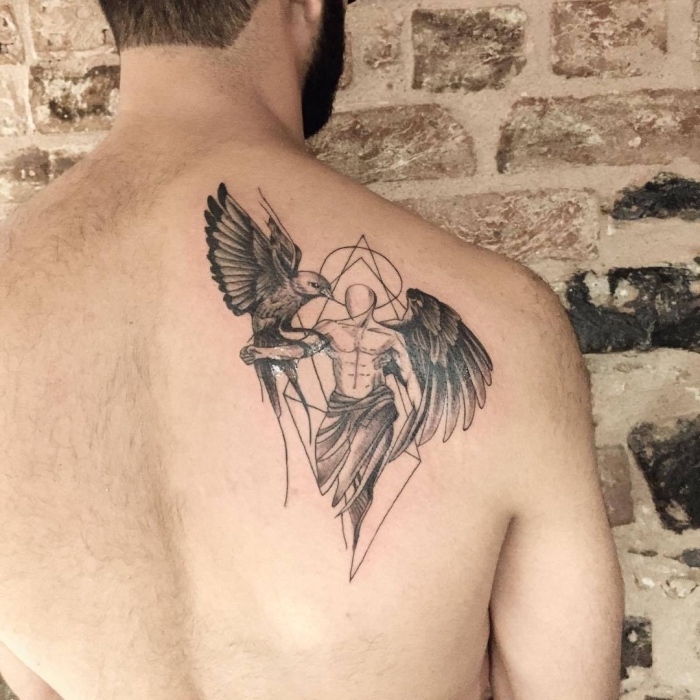 tattoo männer rücken, mann mit einem flügel und vogel am arm, goemetrische motive, blackwork