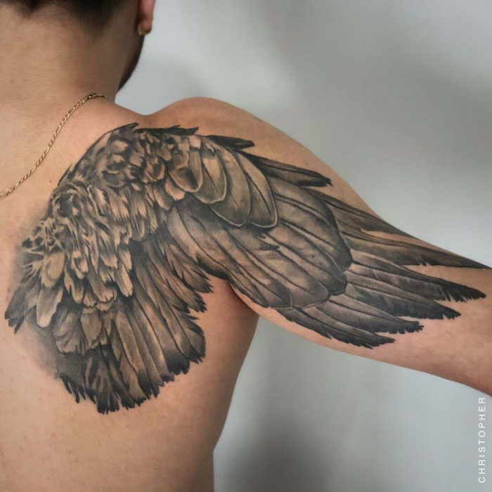 tattoo männer rücken, 3d tätowierung in schwarz und grau, flügel am rücken und oberarm, engelsflügel