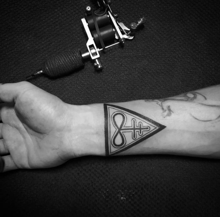 tattoo symbole ideen, dreieck in kombiantion mit unendlichkeitszeichne und zwei kreuzen, geometrische motive