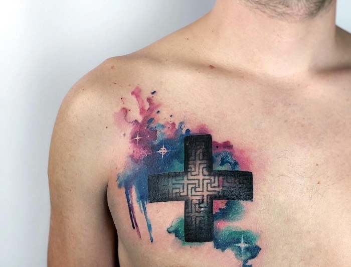 tattoo symbole ideen, farbiges wasserfarben tattoo an der brust, schwarzes kreuz, labyrinth