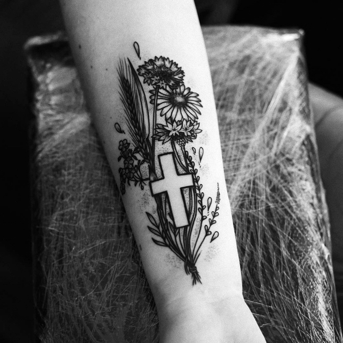 tattoos mit bedeutung für frauen, blackwork tätowierung am unterarm kreuz in kombination mit blumen