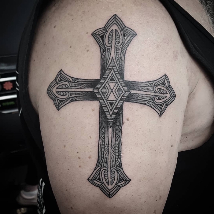 tattoos mit bedetung, tattoo motive für männer, keltisches kreuz, detaillierte tätowierung, mann