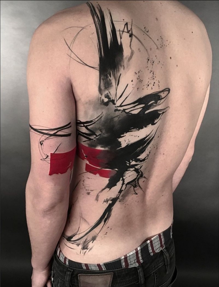 tattoos mit bedeutung für männer, große tätowierung in schwazr und rot am rocken, blakcwork