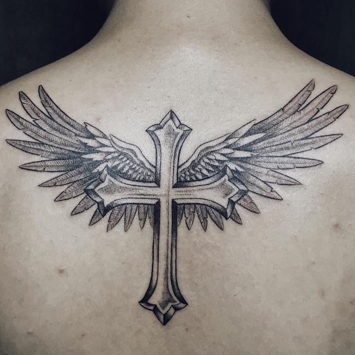 tattoos mit bedeutung, großes kreuz mit engelflügeln. offene flügel, tätowierung am rücken