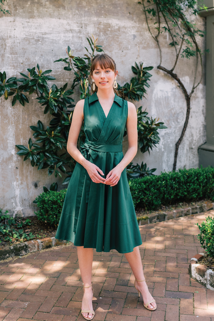 Knielanges grünes Kleid mit Schleife an der Taille, Pumps in Beige, Sommermode 2019 