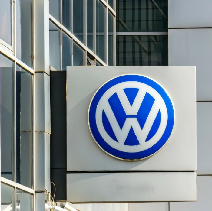das Logo von Volkswagen in der Fabrik, sie haben den neuen Dienst WeShare betrieben