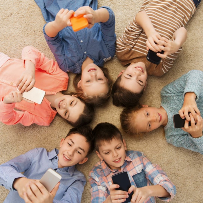 YouTube Kids, eine kleine Gruppe von Kinder, die auf dem Boden mit Handys spielen