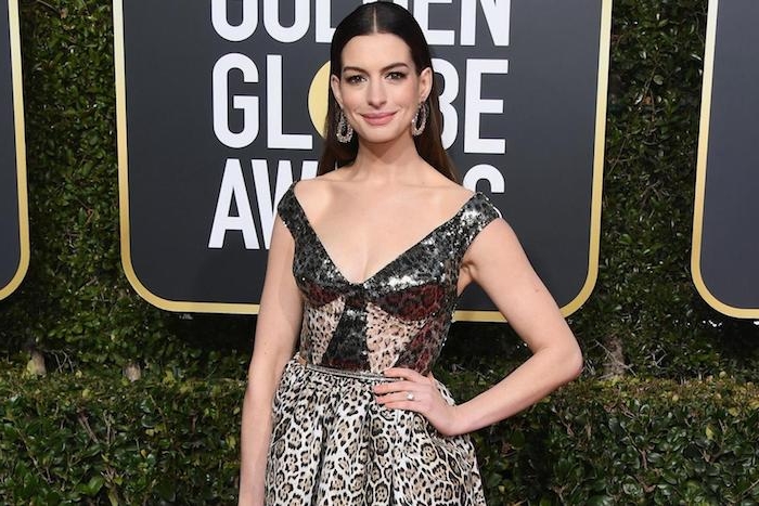 Anne Hathaway in elegantem Abendkleid mit Leopardenprint, offene Haare mit Mittelscheitel 