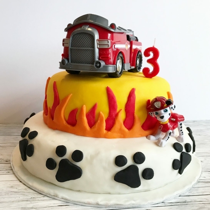 Paw Patrol Torte für Kindergeburtstag, mit Feuerwehrauto und Marshall Tortenfiguren, Pfoten und Flammen aus Fondant 