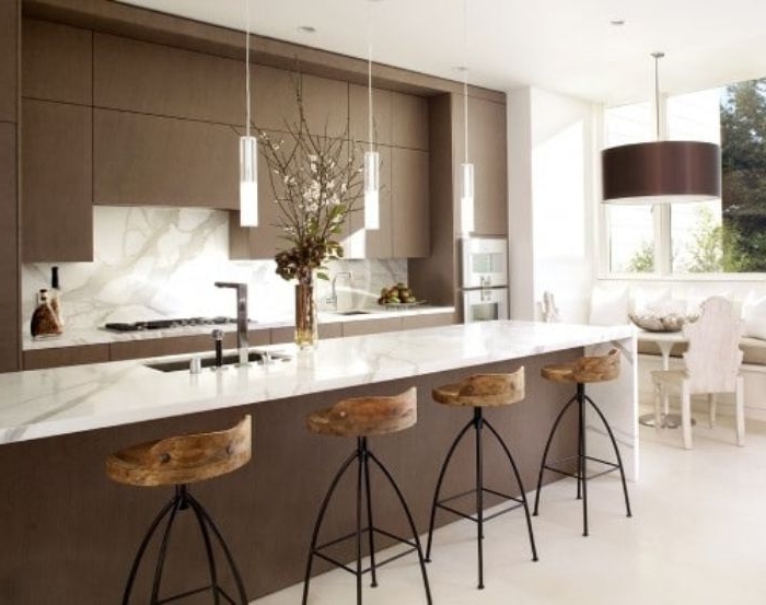 minimalistisch leben, braun und weiß küche, marmor plott, lampen hängende lampe