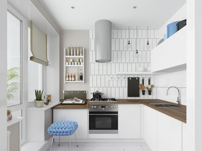 minimalistisch leben, weiße küche mit fliesen, hocker mit blauer decke, simple designideen