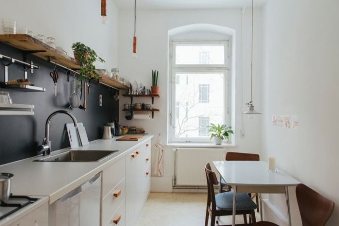 minimalistisch leben, eine ganz normale küche, design idee für den alltag, hochgestelltes regal