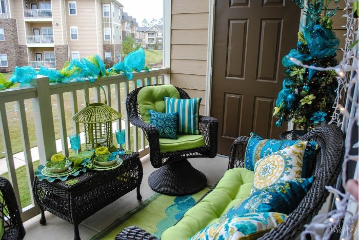balkon dekorieren, bunte ideen zur deko, blau und grün stuhl deko ideen, kissen